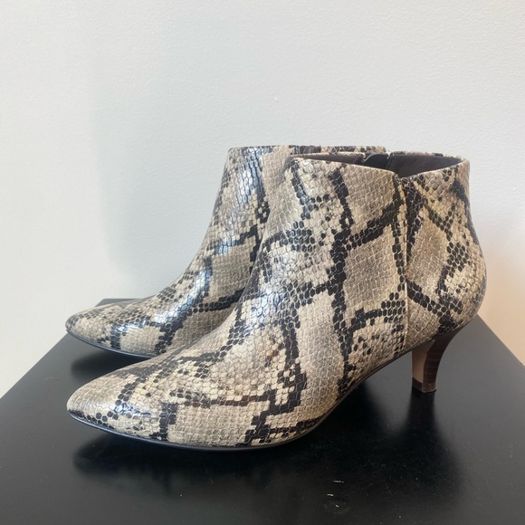 Clarks booties snakeprint like new 6.5 - Picture 5 of 5